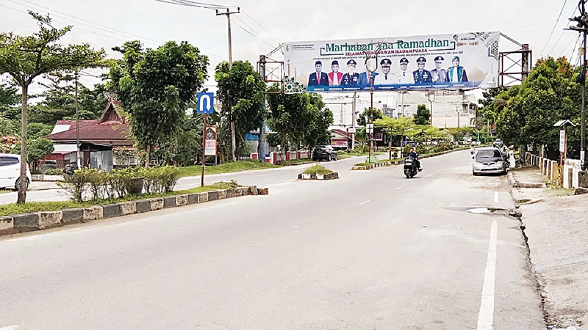 Pengendara melintas di Jalan Proklamasi Telukkuantan, Selasa (5/5/2026). Sejumlah ruas jalan di Telukkuantan masih minim marka. (desriandi candra)