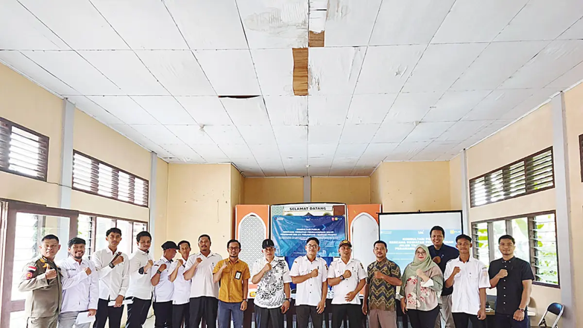Perwakilan dari PT PLN (Persero) UIP SBT Join Hadamean foto bersama Camat Tapung Hilir Nurmansyah, Selasa (21/4/2026). (PT PLN untuk Riau POS)
