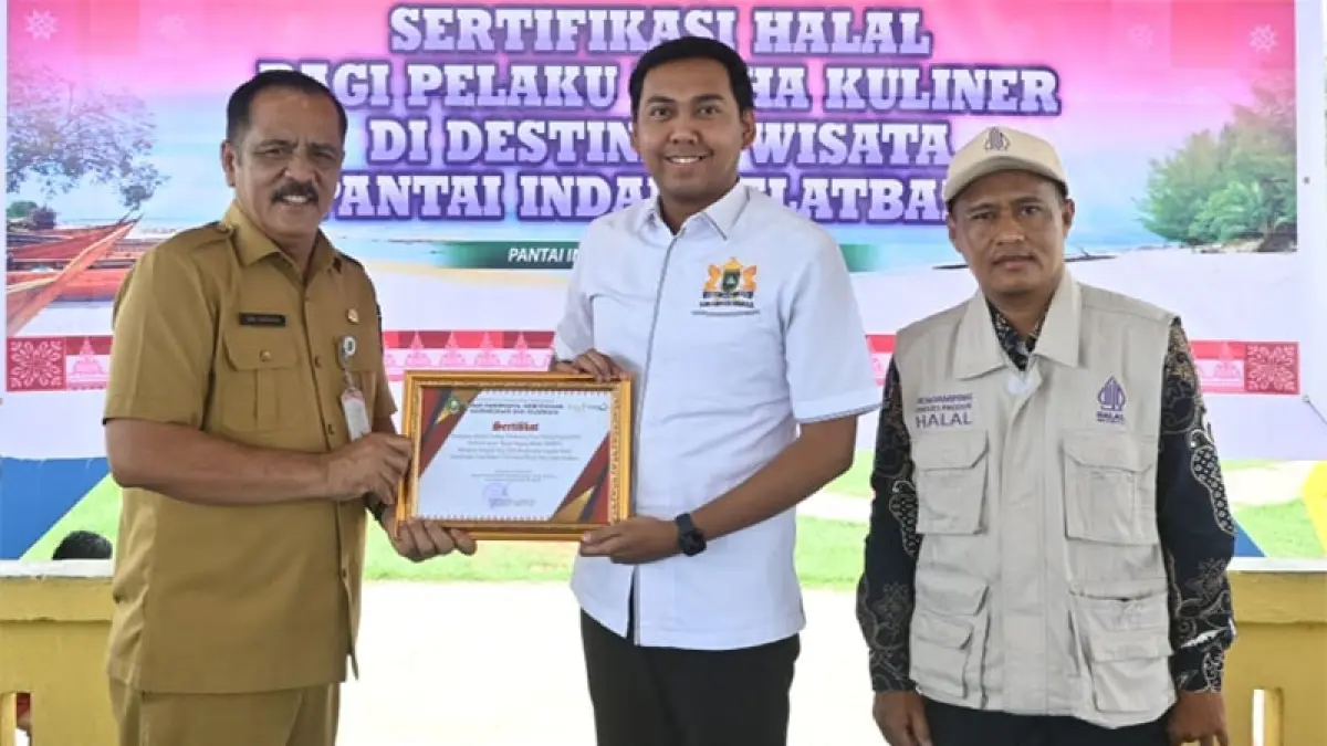 Perwakilan pedagang kuliner kawasan wisata Selatbaru menerima sertifikat halal yang diserahkan Kadisparbudpora Bengkalis Edy Sakura, di Pondok Pantai Indah Selatbaru, Rabu (6/5/2026). (ISTIMEWA)