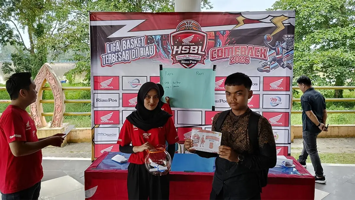  Perwakilan tim peserta Riau Pos-HSBL 2026 Rengat Series memperlihatkan hasil undian yang digelar di Lapangan Basket Bupati Tulus Arena, Jalan Ahmad Yani, Rengat, Indragiri Hulu, Selasa (5/5/2026). (RIAU POS)