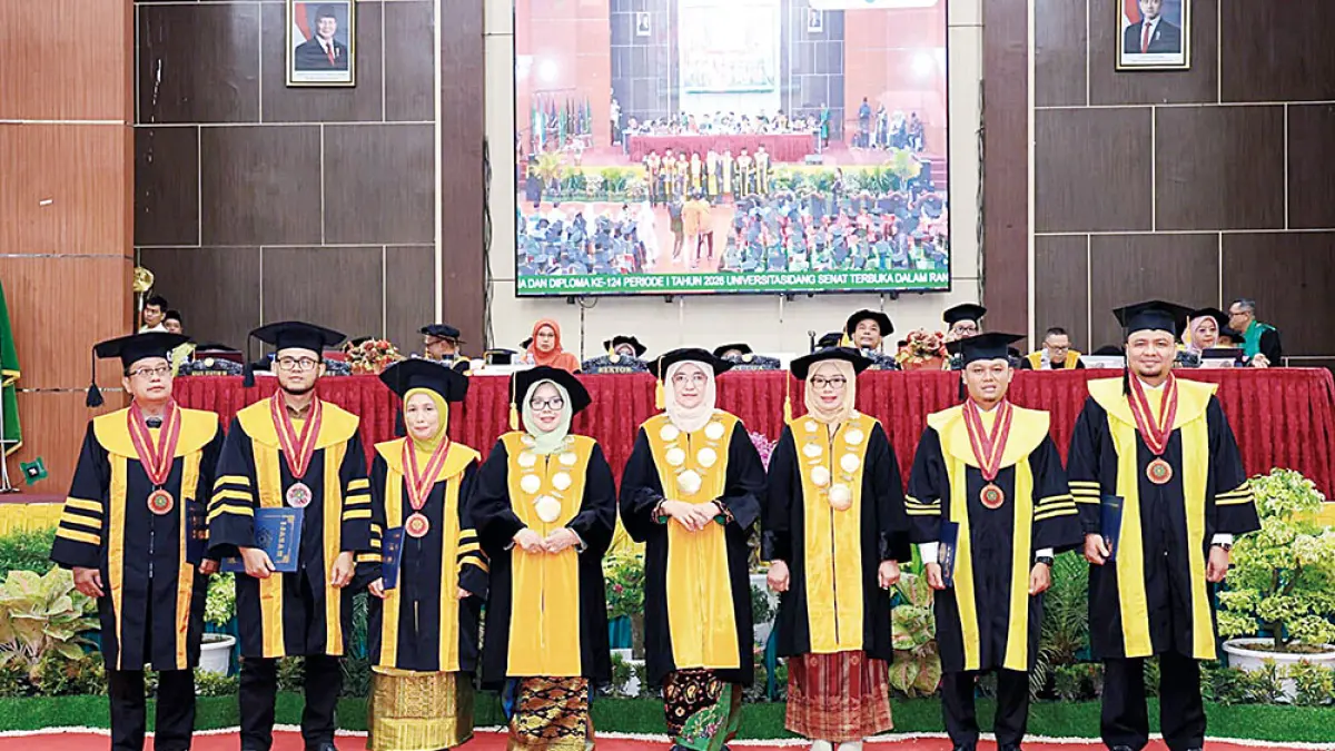  Rektor UIN Suska Riau Prof  Dr Hj Leny Nofianti MS SE MSi Ak CA foto bersama lulusan terbaik UIN Suska Riau, Selasa (5/5/2026). (Herianto Baserah)