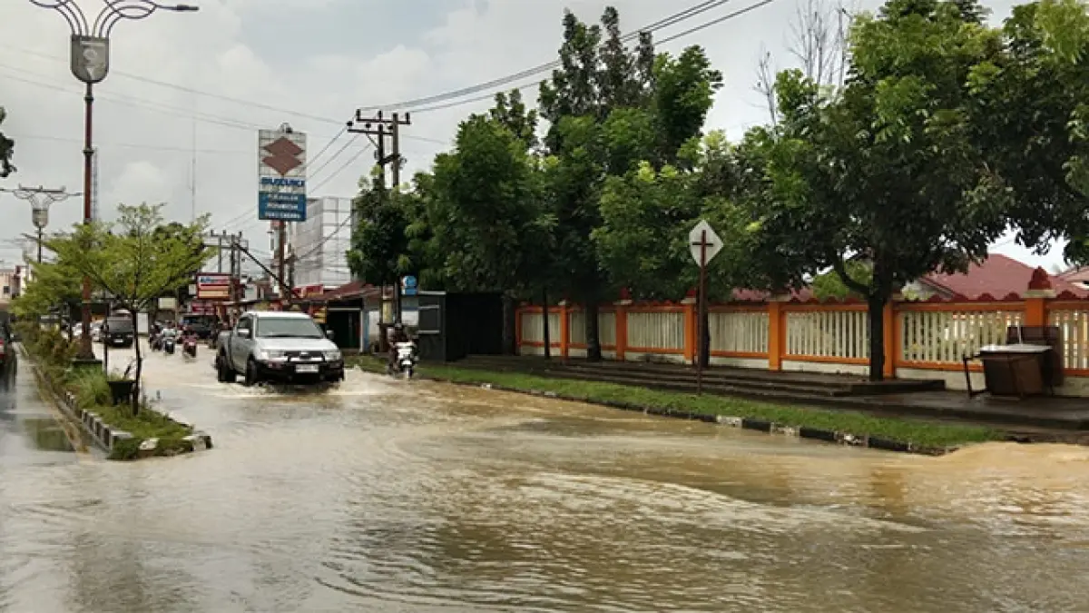 Ruas Jalan Proklamasi Teluk Kuantan-Klenteng, Rabu (6/5/2026), terendam banjir akibat hujan lebat yang cukup lama. Foto Desriandi Candra
