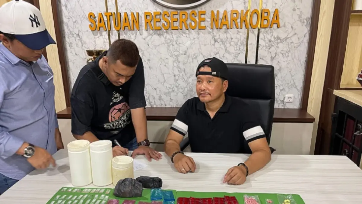 Satresnarkoba Polresta Pekanbaru usai mengamankan brang bukti narkotika dari Kampung Dalam, Kota Pekanbaru, Selasa (5/5/2026). POLRESTA PEKANBARU UNTUK RIAUPOS.CO