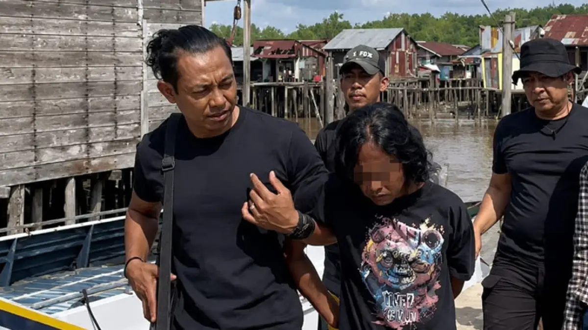 Tersangka diduga pengedar narkoba berinisial AP saat diamankan oleh pihak Kepolisian di Desa Panglima Raja, Kecamatan Concong, Kabupaten Inhil, Selasa (5/5/2025). (Istimewa)