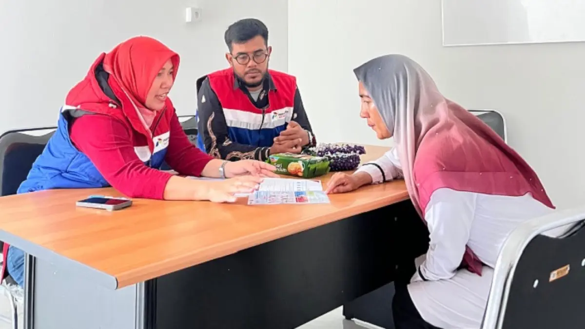 Tim dari PGN Area Pekanbaru memberikan penjelasan kepada konsumen di Pelalawan, Rabu (6/5/2026). (Humas PGN)