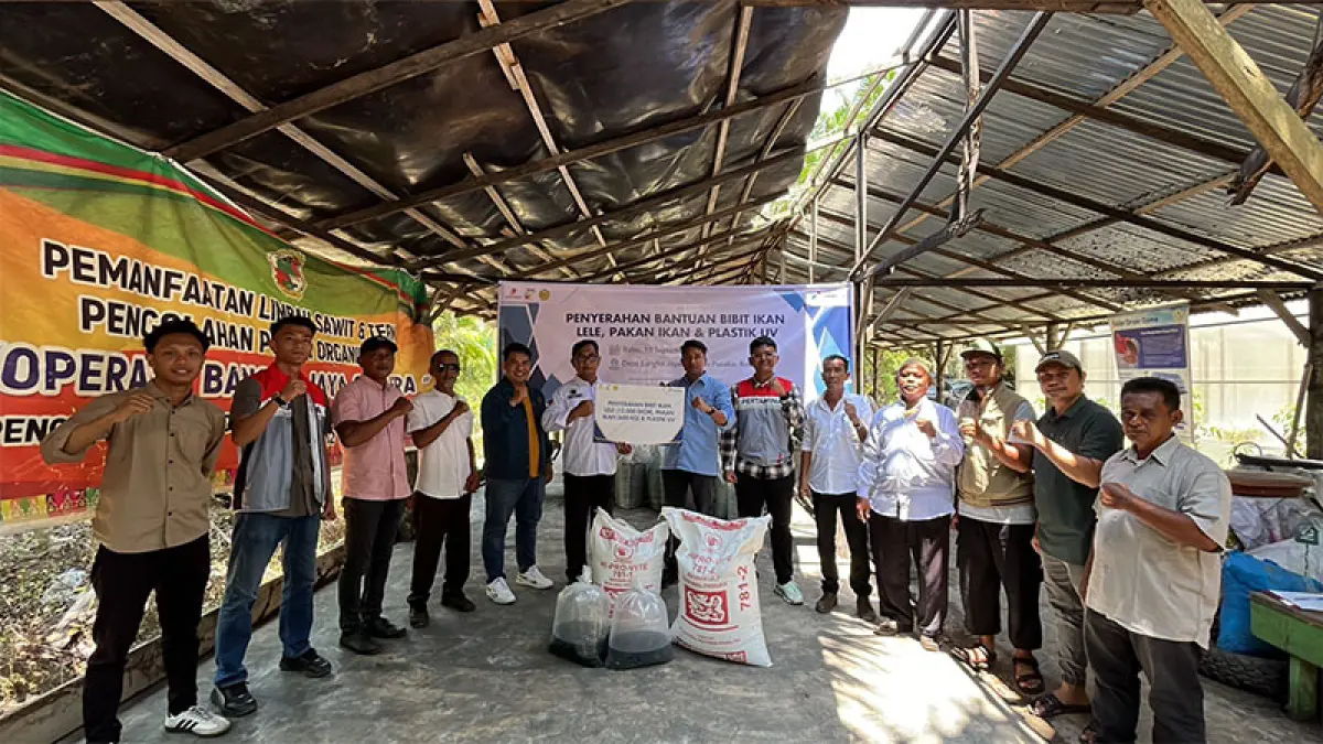 Tim PHR saat menyerahkan bantuan bibit ikan untuk Pokdakan Bangko Jaya Sejahtera, beberapa waktu lalu. (PHR untuk Riaupos.co).