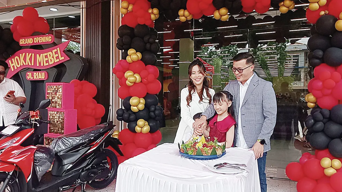 TUMPENG: Owner Hoki Mebel Furniture Pekanbaru Hermanto didampingi keluarga memotong tumpeng tanda diresmikannya outlet keduanya di Jalan Riau ujung, Kecamatan Payung Sekaki, Selasa (5/5/2026). (Prapti Dwi Lestari/riau pos)