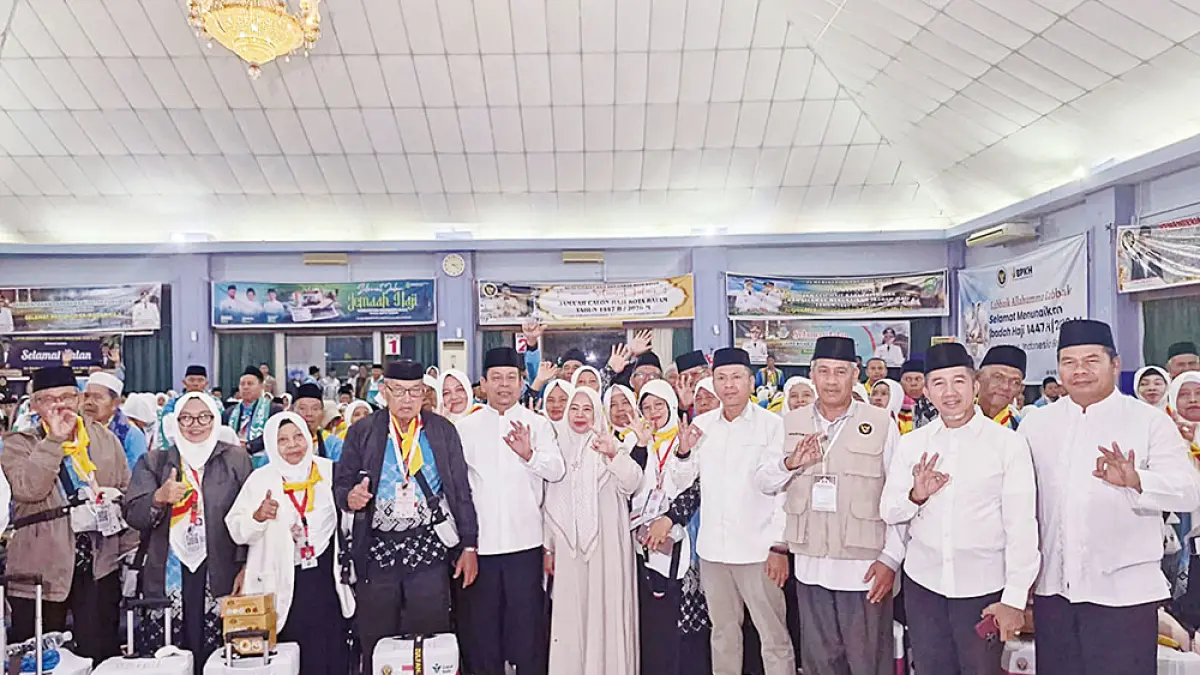 Wabup Rohul H Syafaruddin Poti didampingi istri Hj Masni Taher foto bersama dengan JCH Rohul usai melepas secara resmi JCH Kloter 12 BTH ke Madinah di Asrama Haji Batam, Selasa (5/5/2026) dini hari. (Prokopim Setda Rohul)