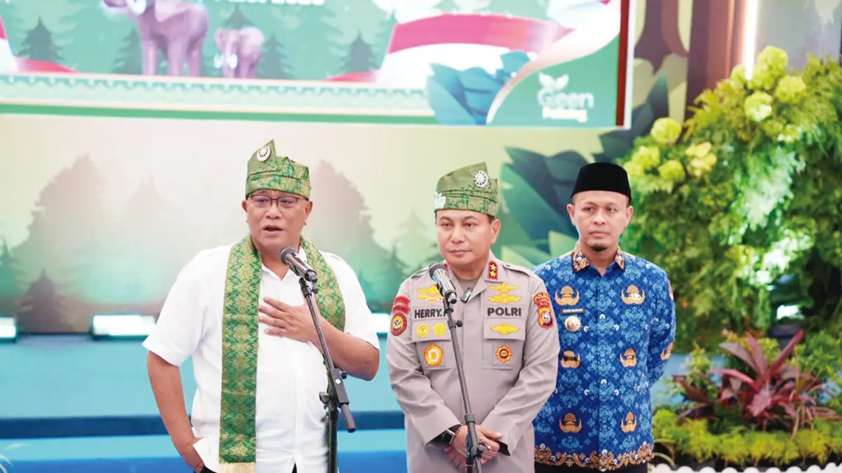 Wali Kota Pekanbaru Agung Nugroho mendampingi Menteri Lingkungan Hidup Mohammad Jumhur Hidayat dan Kapolda Riau Irjen Pol Herry Heryawan saat diskusi di Mapolda Riau, Pekanbaru, Senin (4/5/2026).