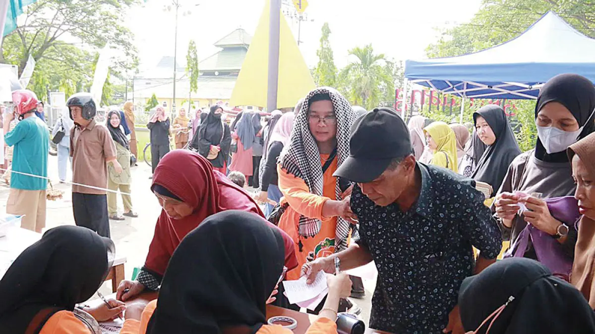 Warga antusias berbelanja di Pasar Murah yang digelar Dinas Pertanian Inhil di halaman Gor Tasik Gemilang, Tembilahan, Selasa (5/5/2026). (JPG)