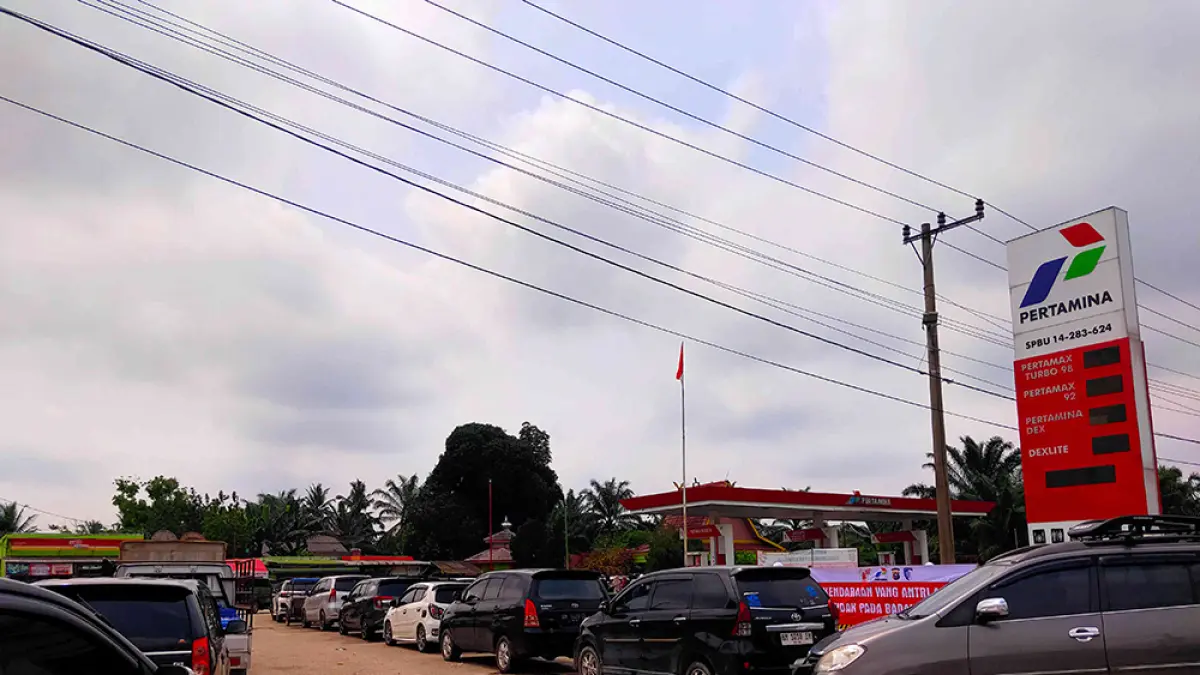 Antrean kendaraan masih panjang saat mengisi bahan bakar minyak di SPBU 14.283.624 Lintas Timur Sumatera, Lubuk Terap, Kecamatan Bandar Petalangan, Kabupaten Pelalawan, Rabu (6/5/2026). (EVAN GUNANZAR/RIAU POS)