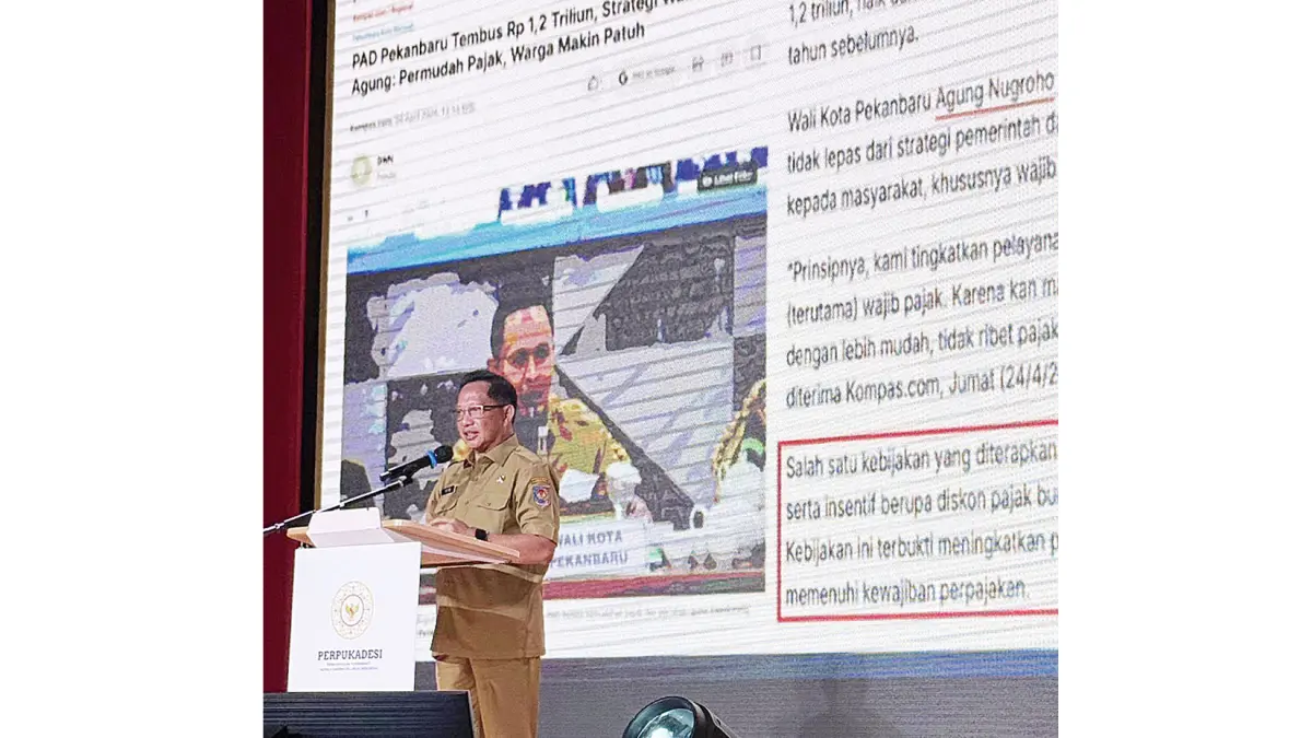 Menteri Dalam Negeri (Mendagri) Tito Karnavian memperlihatkan artikel berita terkait inovasi yang dilakukan Wali Kota Pekanbaru Agung Nugroho untuk menggenjot PAD di hadapan peserta kegiatan Deklarasi dan Pengukuhan Dewan Perkumpulan Purnabakti Kepala Daerah Seluruh Indonesia (Perpukadesi) Periode 2026–2031 di Jakarta, Senin (4/5/2026) lalu. (pemko pekanbaru)