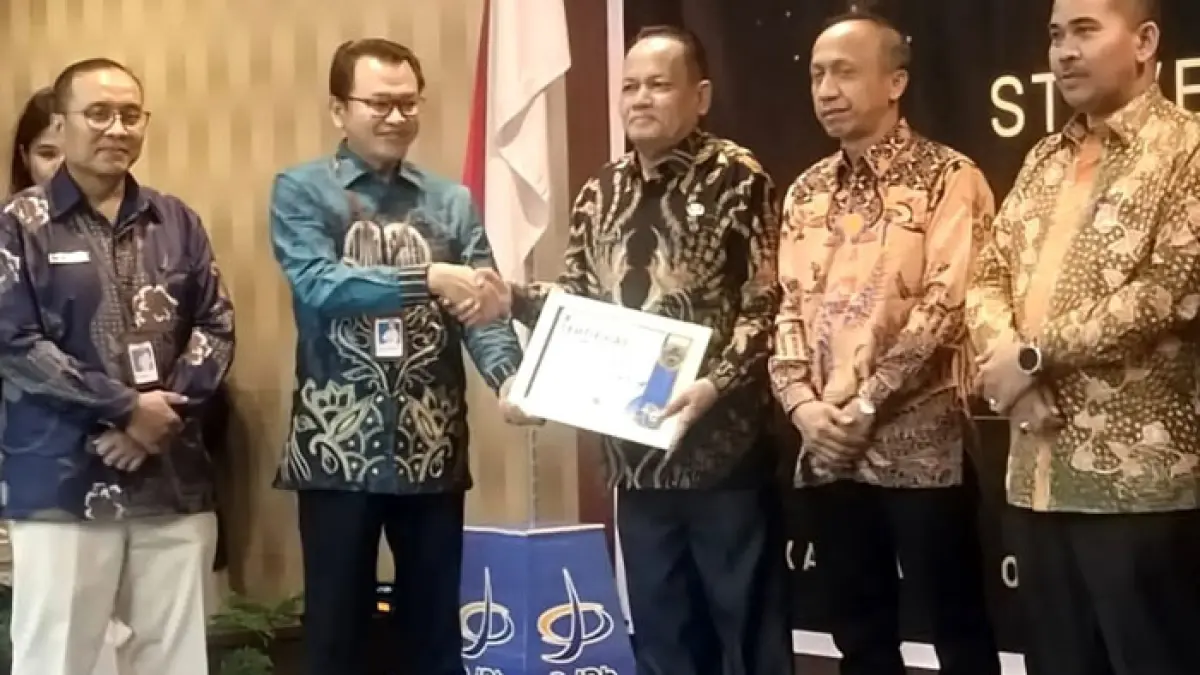 Pj Sekda Rohul H Yusmar MSi didampingi Plt Kepala BPKAD Abdurrochim terima penghargaan dari Kakanwib DJPB Riau Kanwil DJPb Riau Adnan Wimbyarto dalam acara Treasury Award atas Kinerja Tahun 2025 dan Stakeholders Day 2026 di Aula Kantor Kanwil DJPb Riau, Kamis (7/5/2026). (Prokopim Setda Rohul untuk Riaupos.co)