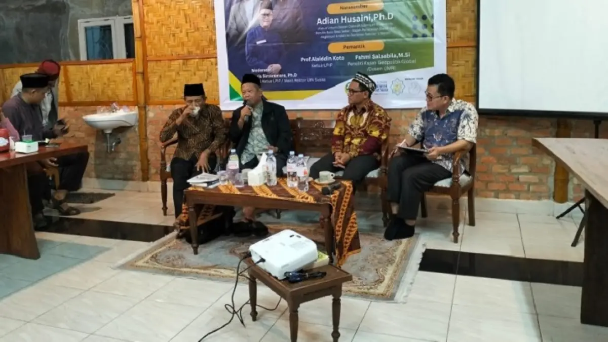 Adian Husaini PhD melontarkan gagasannya dalam diskusi LPIP di Pondok Profesor, Rabu (6/5/2026). (Muhammad Amin/Riau Pos)