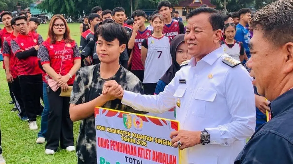 Bupati Kuansing H Suhardiman Amby menyerahkan bantuan pembinaan bagi atlet berprestasi di Kuansing di Lapangan Limuno Telukkuantan, Rabu (6/5/2026) sore. (Desriandi Candra/Riaupos.co)