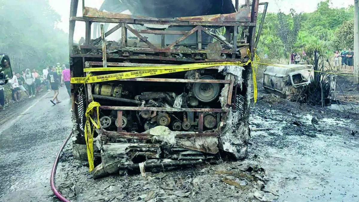Bus ALS tabrak truk tangki di Muratara, Sumsel, 16 orang tewas dalam kecelakaan dan kebakaran di Jalinsum. (JPG)