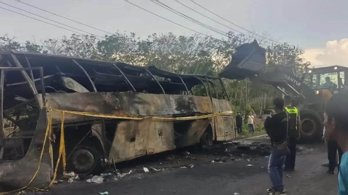 Bus legendaris ALS rute Jawa-Sumatera gangus terbakara setelah menabrak truk tangki yang menewaskan 16 orang di Musi Rawas Utara, Sumsel. . (Ist/Pojoksatu.id)