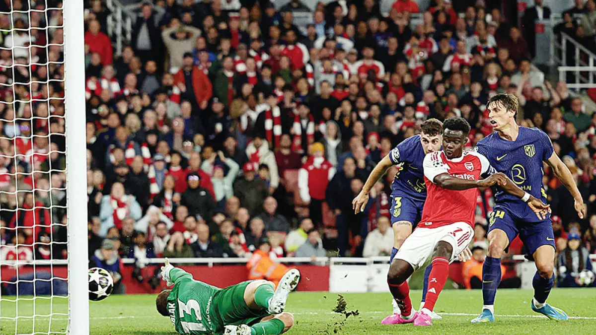  Gelandang Bukayo Saka mencetak gol pertama Arsenal pada leg kedua semifinal Liga Champions UEFA melawan Atletico Madrid di Stadion Emirates di London utara, Rabu (6/5/2026).  (Adrian Dennis/AFP)