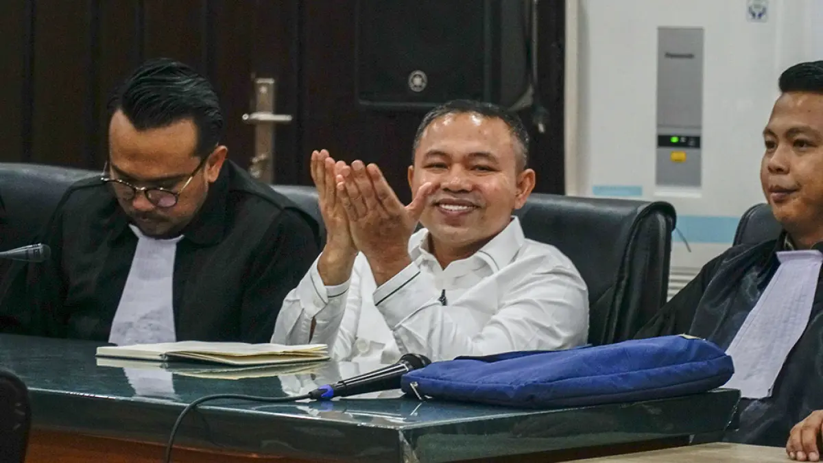 Gubernur Riau nonaktif Abdul Wahid meminta doa kepada pendukungnya sesaat sebelum persidangan dengan agenda mendengar keterangan saksi yang digelar di Pengadilan Negeri Pekanbaru, Rabu (6/5/2026). (MHD AKHWAN/RIAU POS)