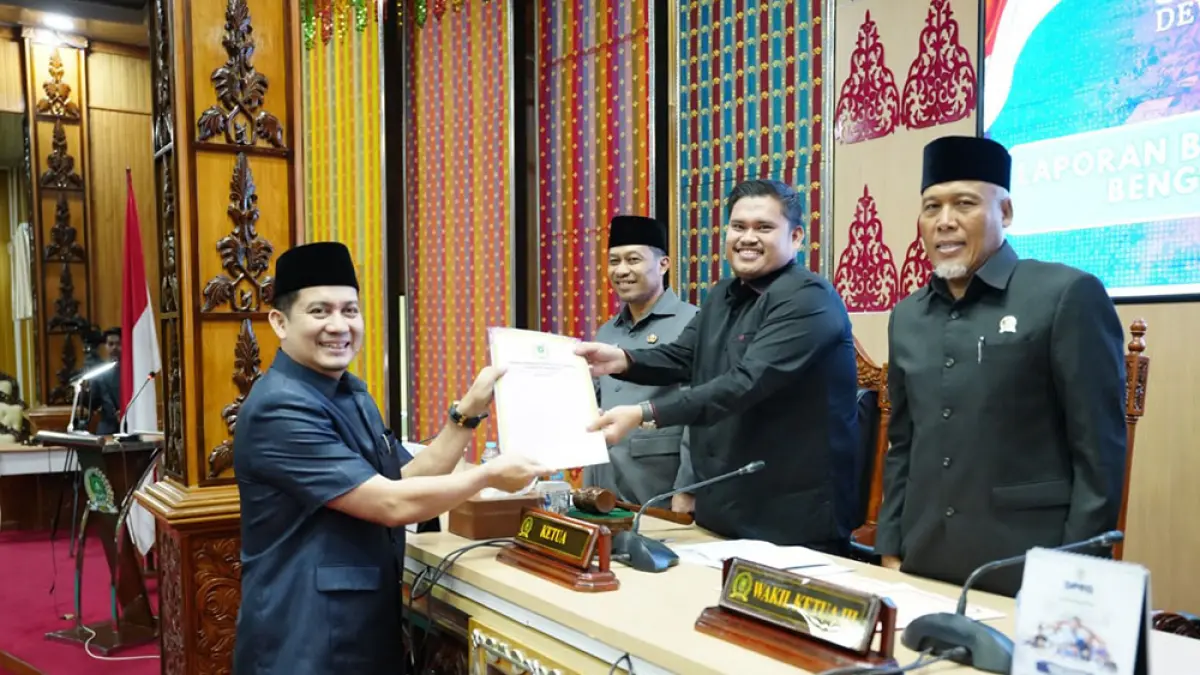 Juru  bicara Badan Anggaran DPRD Bengkalis Sanusi menyerah­kan hasil pembahasan  LKPj  Bupati &nbsp;2025 kepada Ketua DPRD Septian Nugraha dalam sidang paripurna DPRD, Rabu (6/5/2026). (abu kasim/riau pos)