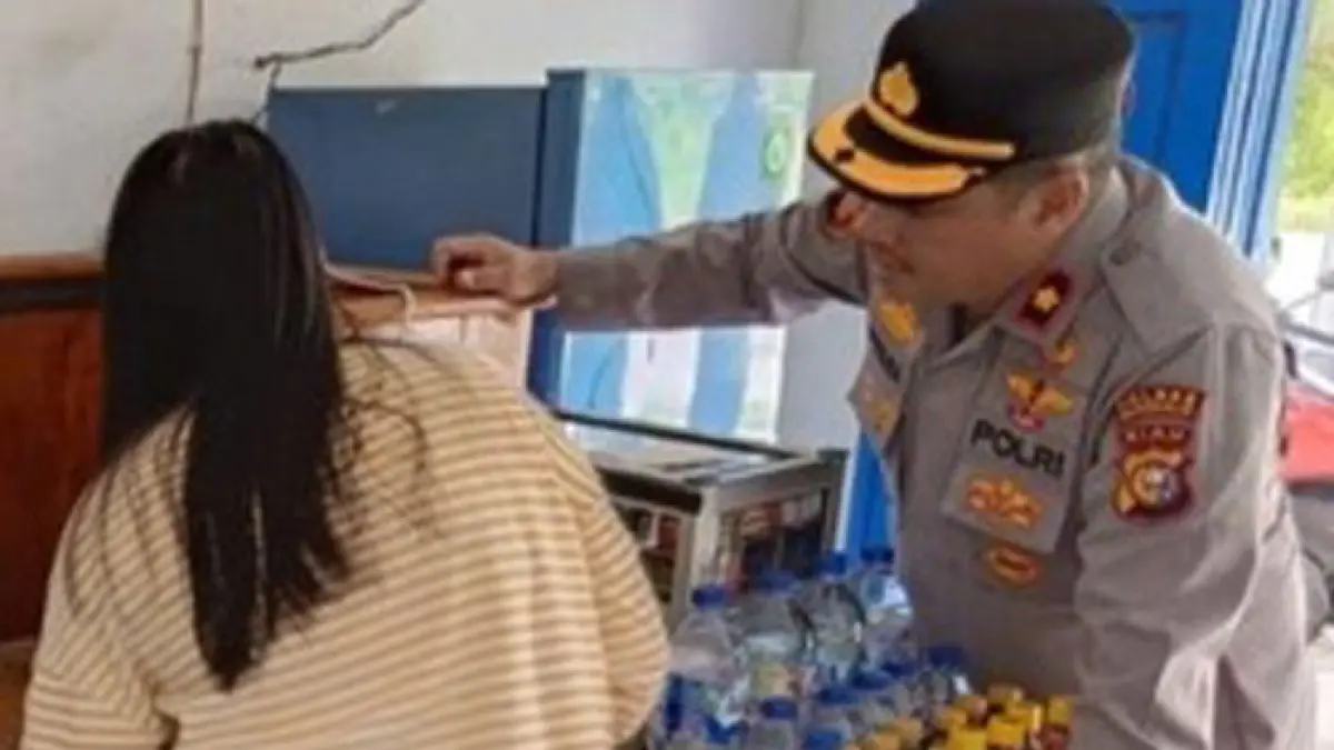 Kapolsek Mandau Kompol Primadona Caniago sedang melihat lokasi kedai korban perampokan di Kecamatan Mandau, Rabu (6/5/2026) siang. (Istimewa)