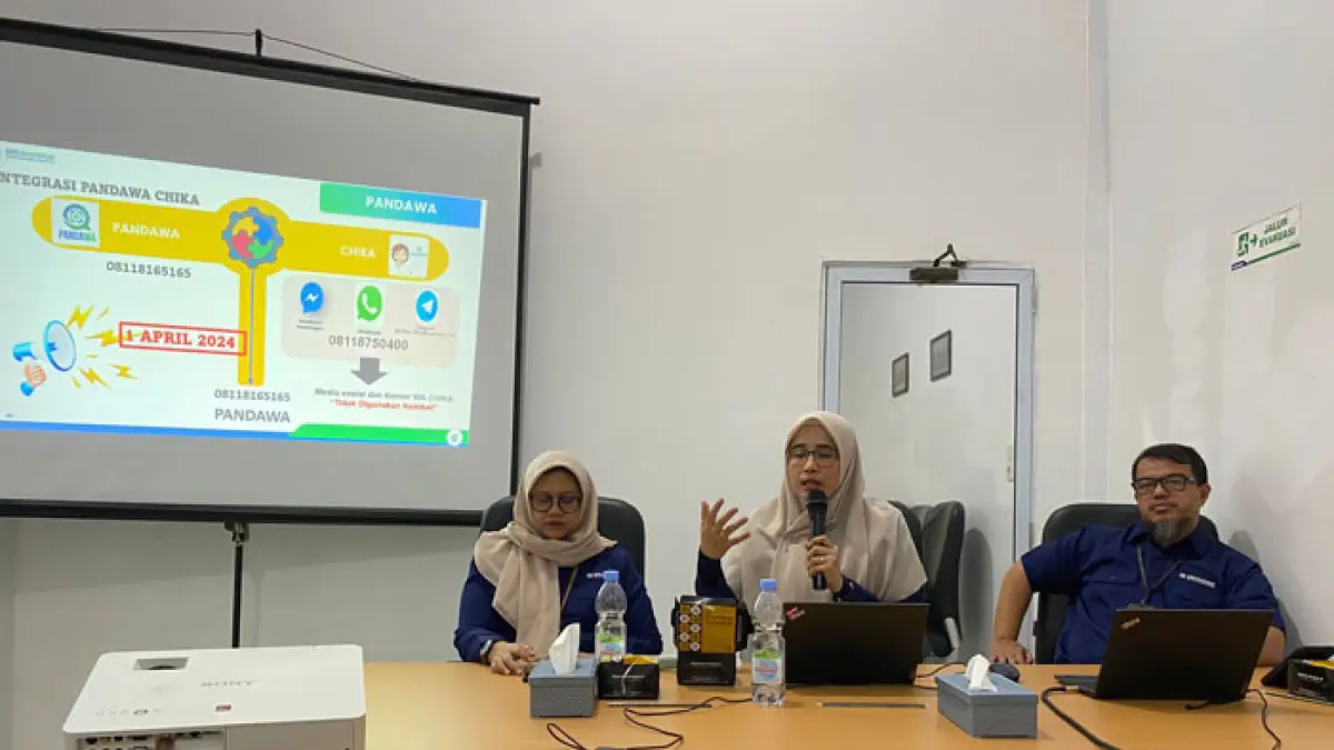 Kepala BPJS Kesehatan Cabang Rengat, Asfurina sedang memaparkan program layanan BPJS Kesehatan di Kantor BPJS Tembilahan, Kamis (7/5/2026). (Istimewa)