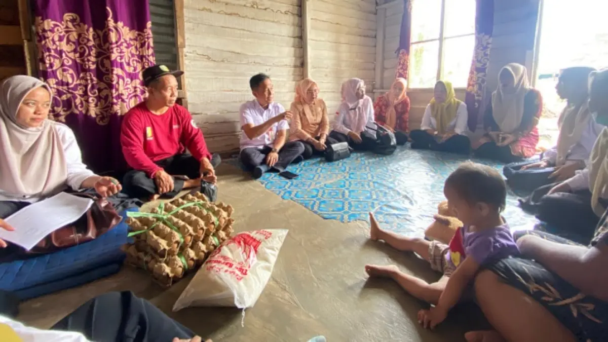 Kepala Dinas Kesehatan Kuansing, Aswandi SKM dan jajaran mengunjungi anak penderita stunting di Desa Pasir Mas Kecamatan Singingi, Rabu (6/5/2026).(Diskes Kuansing)