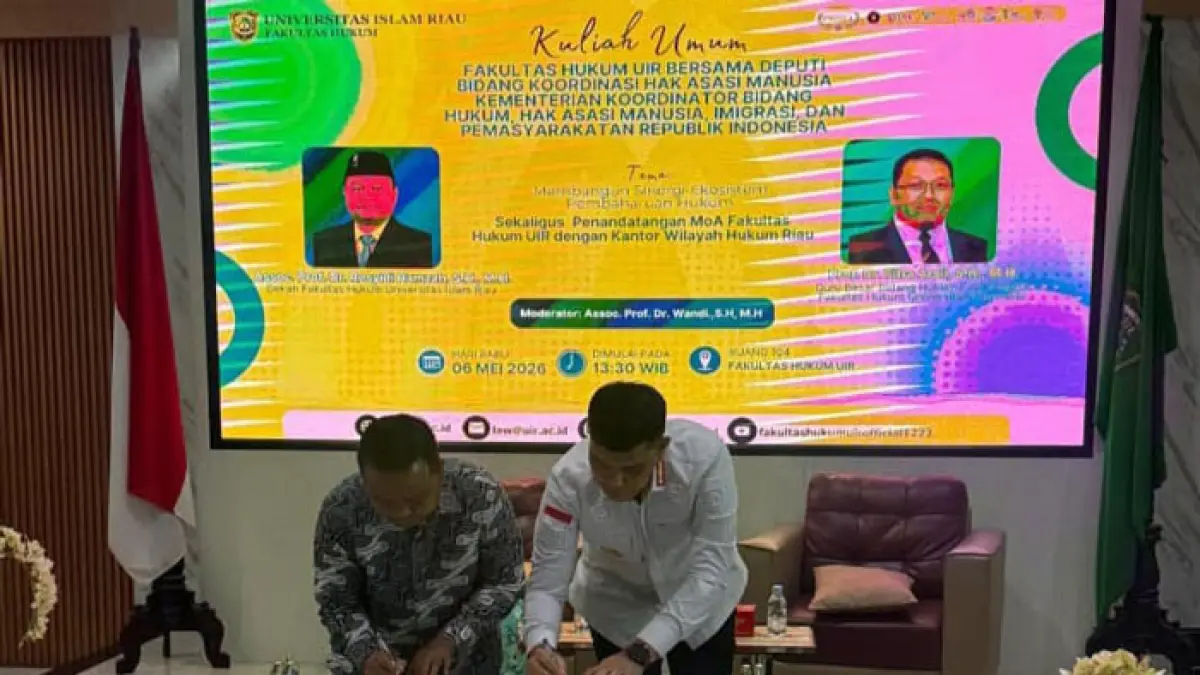 Kepala Kanwil Kemenkum Riau Rudy Hendra Pakpahan (kanan), bersama Dekan Fakultas Hukum UIR Rosyidi Hamzah, mendatangani kerjasama penguatan layanan hukum pada Rabu (6/5/2026). (Humas Kanwil Kemenkum Riau untuk Riaupos.co)
