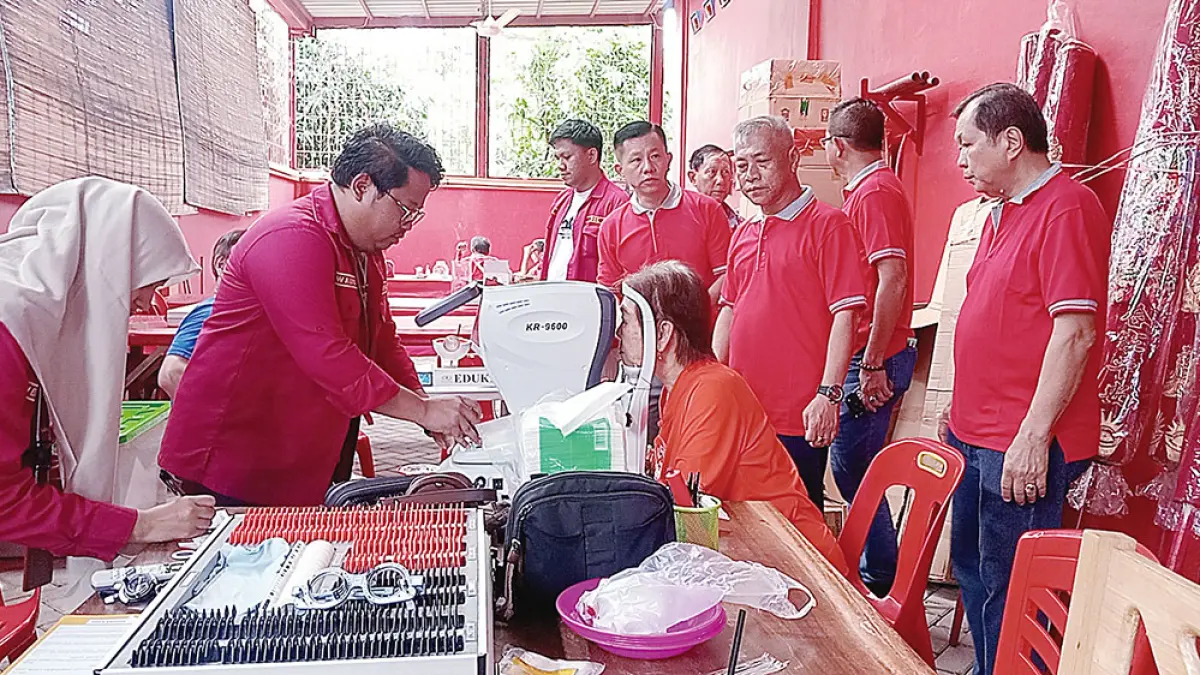 Ketua Yayasan Bundatara Darfin didampingi pengurus Vihara Long Hong Kiong meninjau pelaksanaan pemeriksaan kesehatan mata gratis yang disediakan untuk umat dalam perayaan HUT Dewi Zhu Shi Niu-Niu, Rabu (6/5/2026). (Prapti Dwi Lestari)