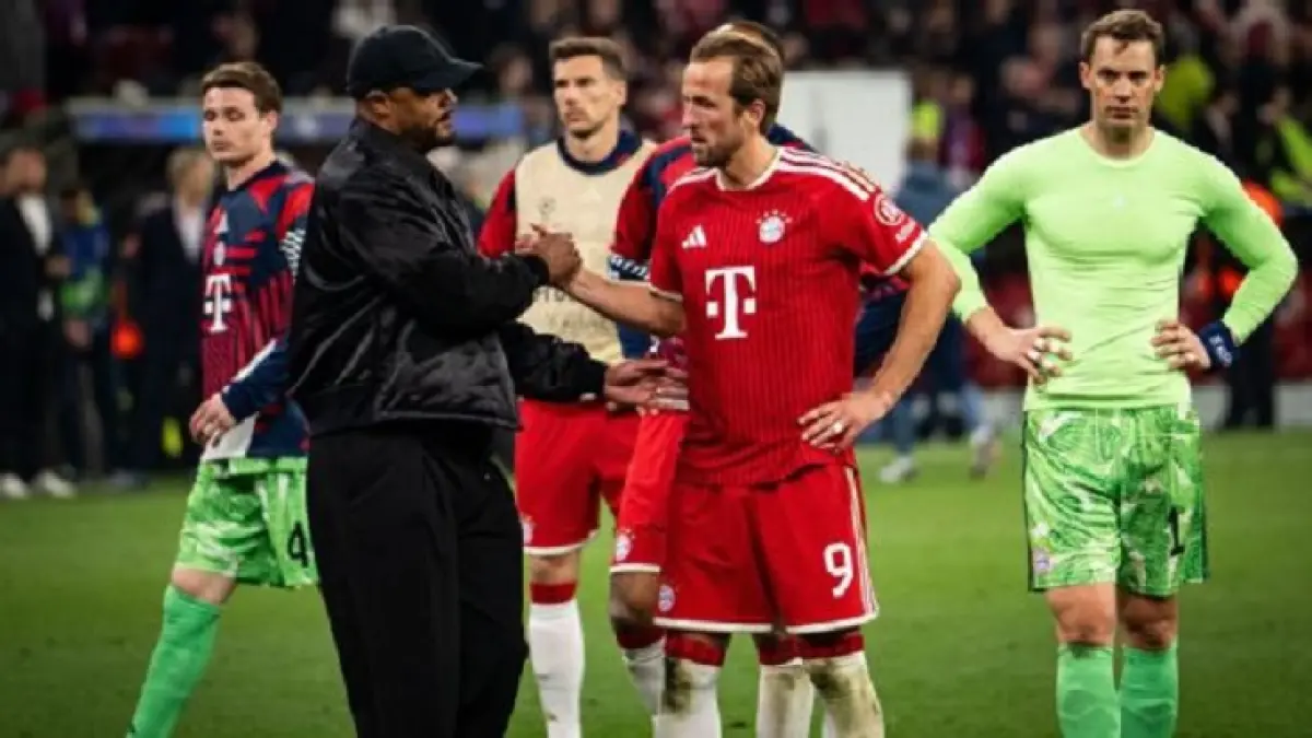 Manajer Vincent Kompany berjabat tangan dengan strikernya Harry Kane setelah Bayern Munchen tersingkir di tangan PSG di semifinal LIga Champions.. (S. Mellar/FC Bayern via Getty Images)