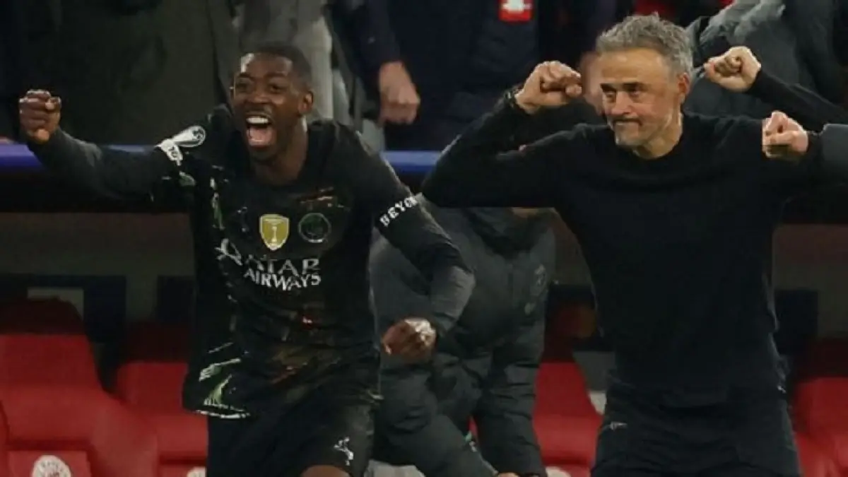 Ousmane Dembele dan pelatih PSG Luis Enrique merayakan kemenangan setelah melewati Bayern Munich di semifinal Liga Champions. (Getty Images)