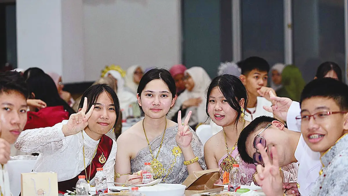 Para pelajar internasional Indonesia, Malaysia, dan Thailand  dalam acara gala dinner di Gedung Mahligai Bungsu, Bangkinang Kota, Selasa (5/5/2026) malam. (Disdikpora)