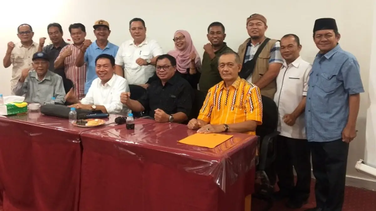 Para pengurus IKKS Pekanbaru foto bersama usai rapat persiapan kurban di Wisma Jalur Kota Pekanbaru, Rabu (6/5/2026). (Herianto Baserah/Riau Pos)