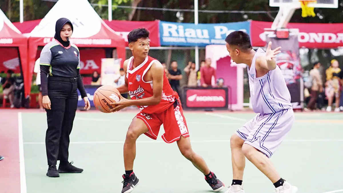 Pemain putra SMAN 2 Rengat (merah)  berhadapan dengan pemain putra SMKN 1 Rengat (ungu) pada Riau Pos–HSBL 2026 Rengat Series di Lapangan Bupati Tulus Arena Rengat, Rabu (6/5/2026). (EVAN GUNANZAR)