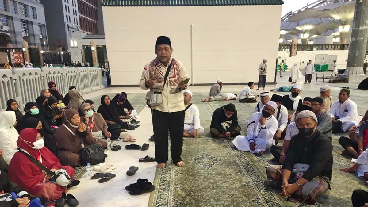 Pembimbing ibadah Kloter BTH 8 sedang melakukan manasik dengan JCH Kuansing setelah Salat Subuh di Masjid Nabawi, Madinah, Rabu(6/5/2026). (PHD Kuansing UNTUK RIAU POS)