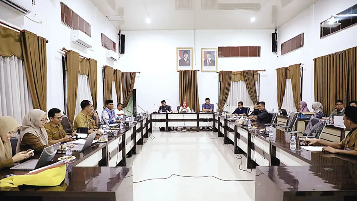  Pemkab melakukan ekpose di hadapan Pansus DPRD pembahasan Ranperda Penyertaan Modal Pemerintah Daerah pada Perumda RHJ di ruang rapat komisi DPRD Rohul, Selasa (5/5/2026) malam. (Humas DPRD Rohul)