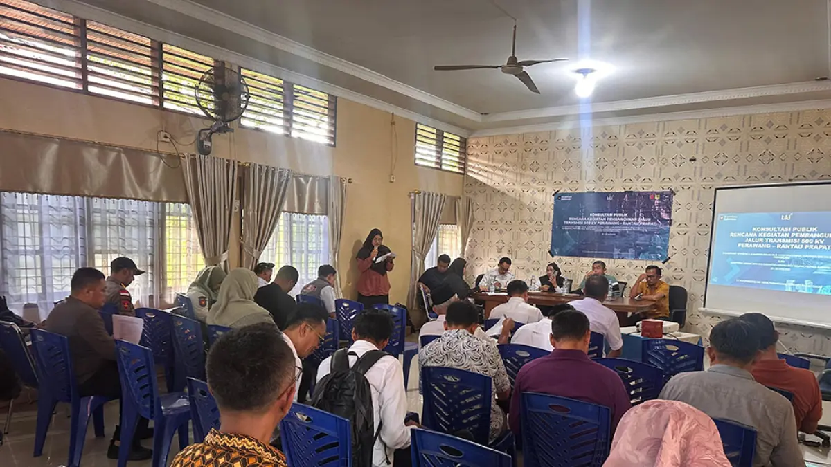  Perwakilan PT PLN (Persero) UIP Sumbagteng Join Hadamean saat menggelar konsultasi publik proyek ketenagalistrikan di Kantor Camat Minas, Kabupaten Siak, Riau, Selasa (21/4/2026). (PLN untuk riau pos)