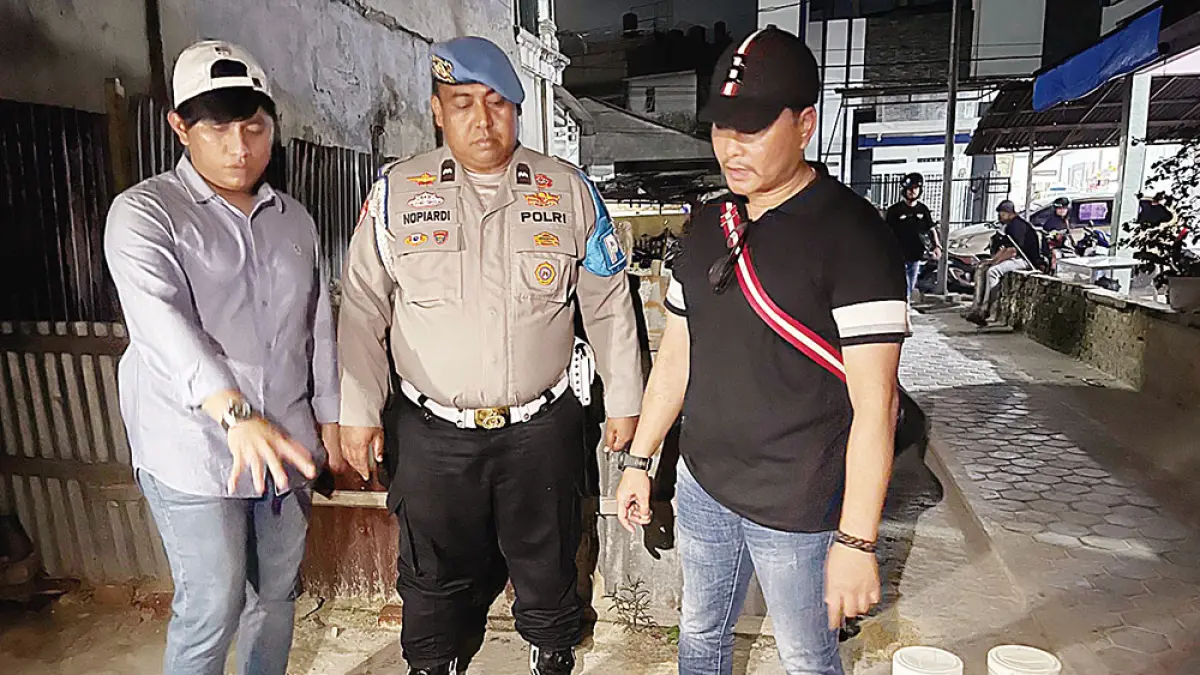 Petugas Satresnarkoba Polresta Pekanbaru menunjukkan barang bukti narkotika yang berhasil diamankan dalam razia di Kampung Dalam, Selasa (5/5/2026) sore. (Polresta Pekanbaru)