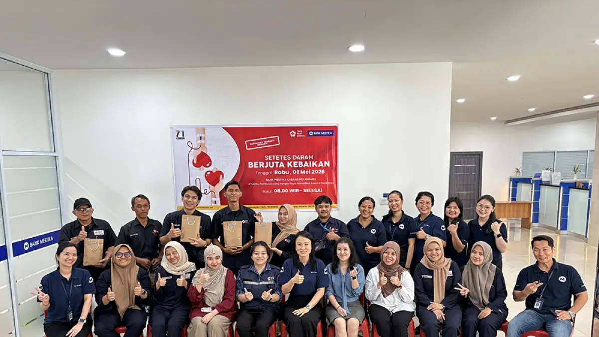 Pimpinan Bank Mestika Dharma Pekanbaru Susanti (duduk tengah) foto bersama dengan panitia donor darah dan tim UPD PMI Pekanbaru,  Rabu (6/5/2026). (Bank Mestika untuk riau pos)
