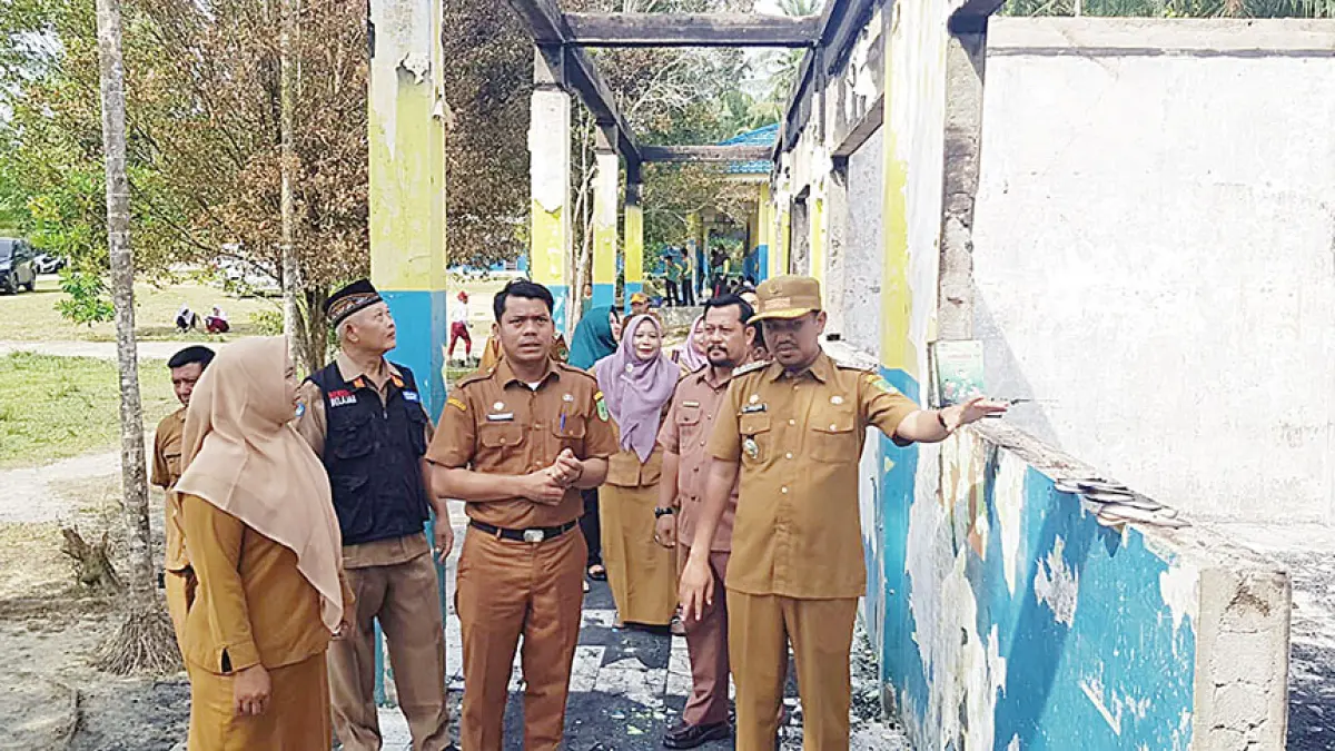 Plt Kadisdikbud Rohil Riwansyah SSTP MSi didampingi Camat Bagan Sinembah Raya, Iswandi Putra, meninjau kondisi bangunan SDN 011 di Bagan Sinembah Barat pasca-kebakaran, Selasa (6/5/2026). (Disdikbud Rohil)