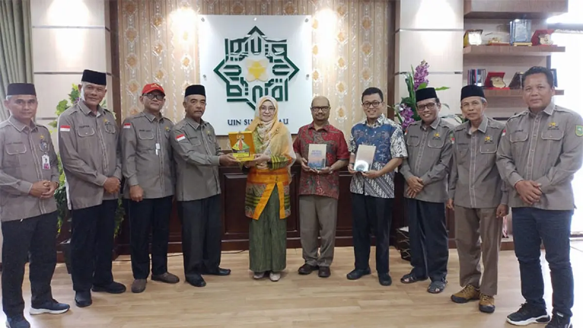 Rektor UIN Suska Riau Prof Dr Hj Leny Nofianti (tengah) foto bersama Sekertaris Umum FKUB Provinsi Riau H Kamaruddin dan rombongan, Rabu (6/5/2026).&nbsp;(ISTIMEWA)
