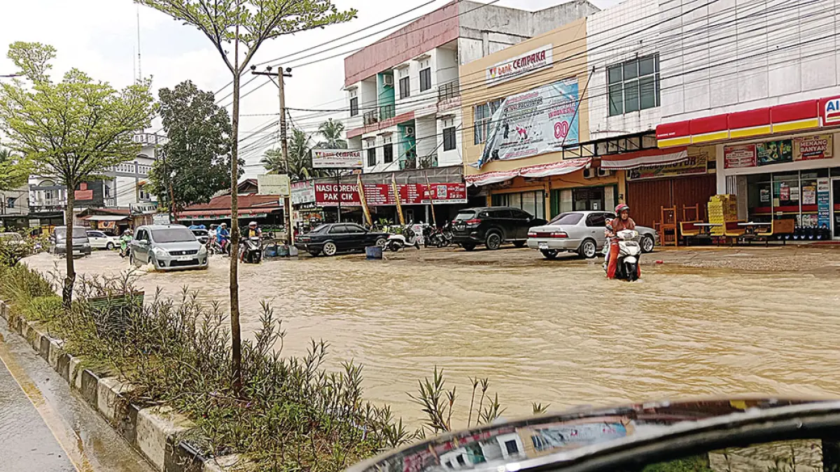 Sejumlah kendaraan menerobos genangan banjir di Jalan Proklamasi, Telukkuantan, Rabu (6/5/2026). (desriandi candra)