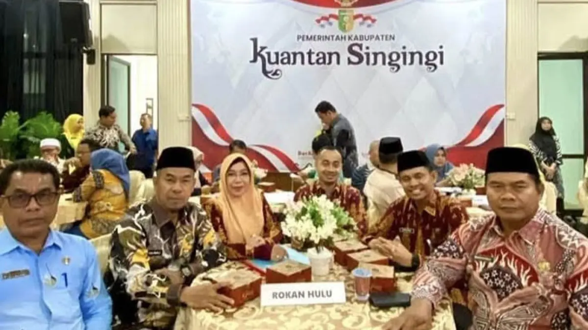 Staf Ahli Bupati Rohul Margono (kiri) didampingi Kakan Kemenag H Zulkifli (dua kiri) saat hadir rapat launching Logo dan Tema MTQ ke-44 Riau di ruang Multimedia Kantor Bupati Kuansing, Kamis (7/5/2026). (Prokopim Setda Rohul untuk Riaupos.co)