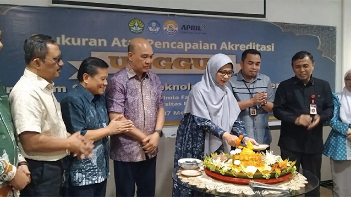 Suasana syukuran di Gedung Program Studi D3 Teknologi Pulp dan Kertas Universitas Riau Kamis (7/5/2026), setelah resmi meraih Akreditasi unggul. (Istimewa)