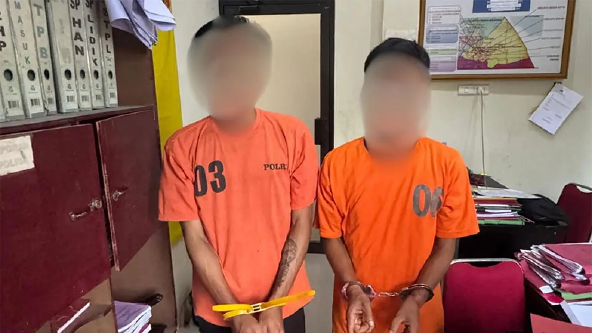 Tersangka R dan E saat diamankan di Mapolsek TPTM. (Humas Polres Rohil).