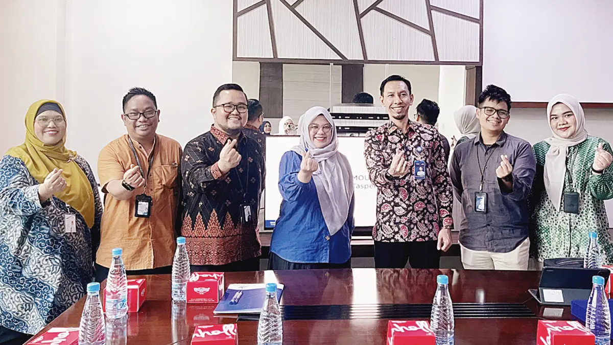 Direktur Aulia Hospital dr Marissa Alfian (tengah), Pimpinan Taspen Cabang Pekanbaru, Firson Arya Iskandar (tiga kanan) dan timnya Radit dan Trya (kanan), perwakilan PT Puteri Aulia Dita Medika Mohd Fikri Sulthoni (tiga kiri), Kepala Devisi Sales dan Marketing Endro Andika Putra (dua kiri), Tim Casemix, dr Lia (kiri) foto bersama di aula RS Aulia usai MoU, Rabu (6/5/2026). (AULIA HOSPITAL)