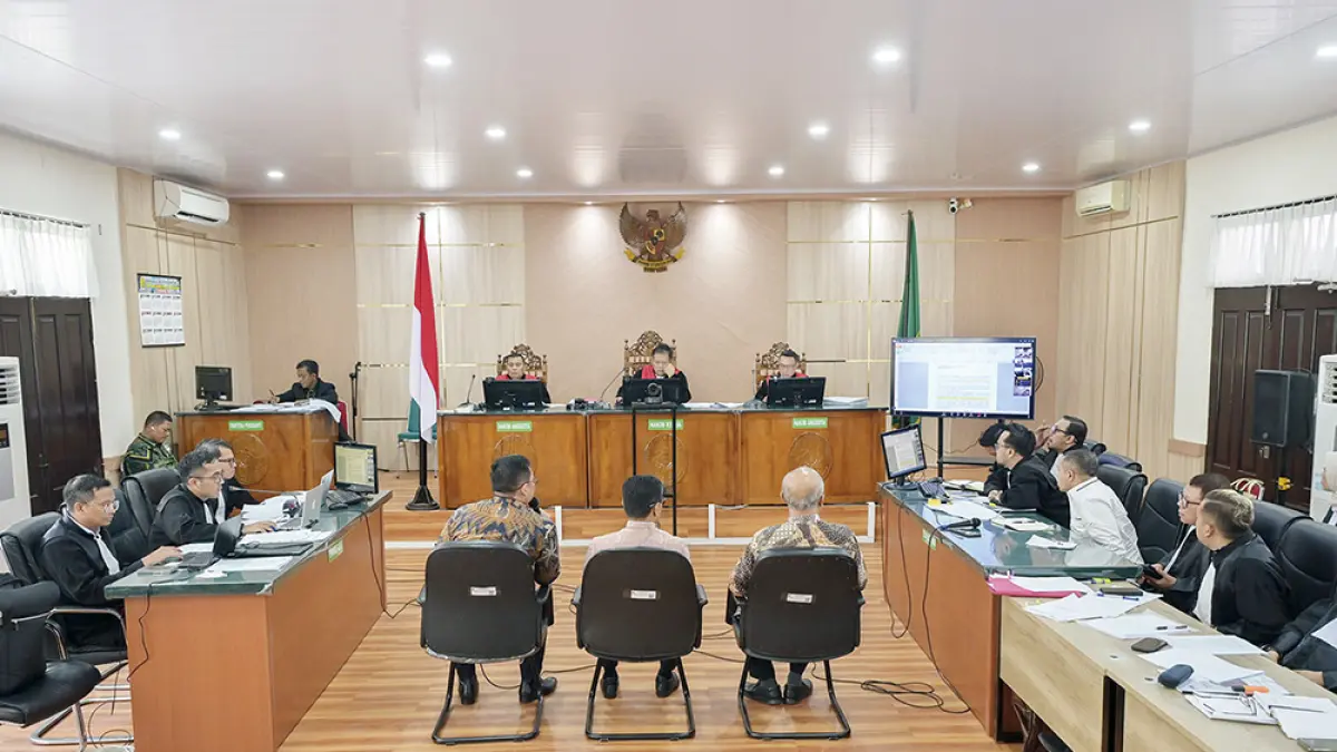 Sekdaprov Riau Syahrial Abdi, mantan Plt Kepala BPKAD Riau Ispan S Syahputra, dan mantan Kabid Anggaran BPKAD Riau Mardoni Akrom saat menjadi saksi dalam sidang terdakwa Gubernur Riau nonaktif Abdul Wahid di Pengadilan Negeri Pekanbaru, Kamis (7/5/2026). (MHD AKHWAN)