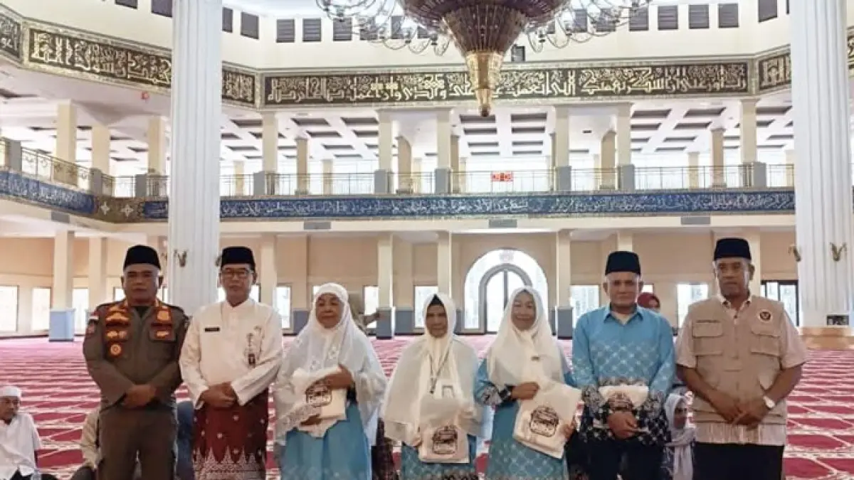 Asisten I Setda Rohul H Syofwan (dua kiri) dan Kakan Kemenag Rohul H Marthillevi Saleh (kanan) foto bersama usai melepas 4 JCH Rohul Kloter 18 BTH dari MAIC Rohul ke Pekanbaru, Jumat (8/5/2026) pagi. (Kemenhaj Rohul untuk Riaupos.co)