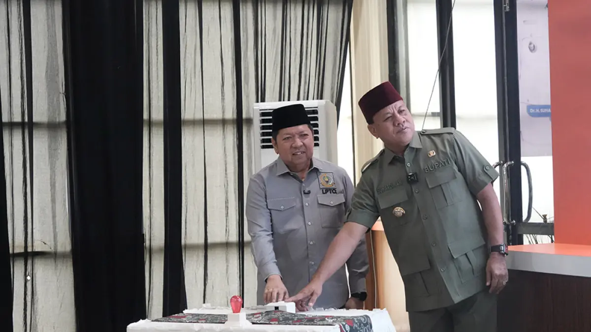 Bupati Kuansing H Suhardiman Amby bersama Asisten I Setdaprov Riau Zulkifli Syukur menekan tombol saat peluncuran logo MTQ ke-44 Riau, Kamis (7/5/2026). (desriandi candra/riau pos)