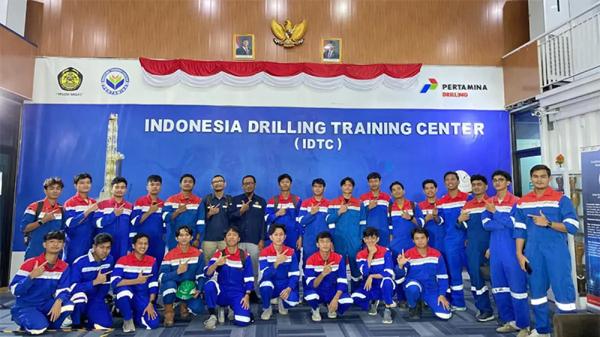 Chandra Setiawan dan Wahyu Kurniawan bersama rekan-rekannya saat melaksanakan pendidikan Vokasi PHR di IDTC, Indramayu, Jawa Barat, beberapa waktu lalu. (ISTIMEWA)